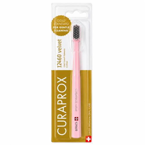 Różowa szczoteczka do zębów CURAPROX 12460 Velvet w oryginalnym złoto-białym opakowaniu.
